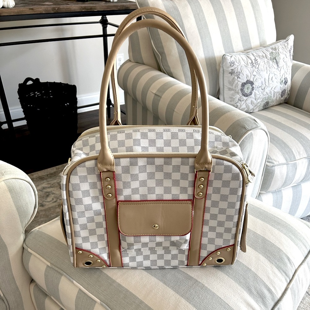 Chic pet carrier EUC